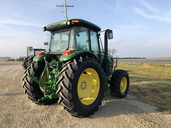 Tractor Zoom - 2020 John Deere 6135E