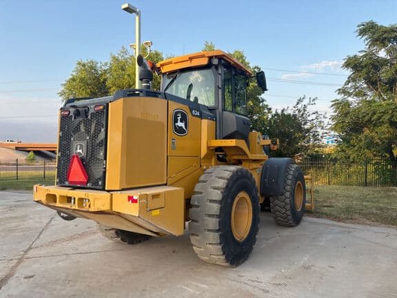 Image of John Deere 624L equipment image 4