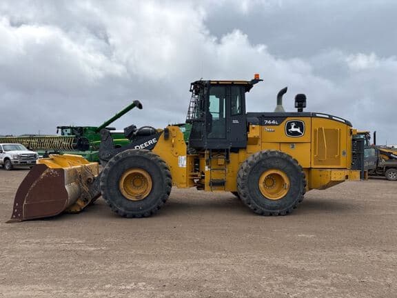 Image of John Deere 744L equipment image 1