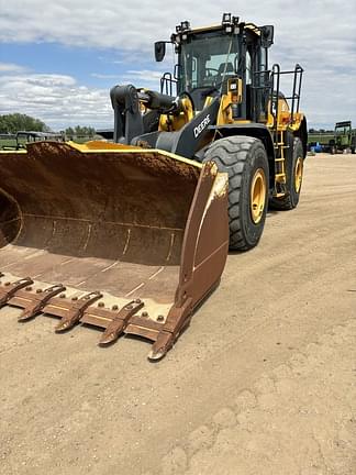 2020 John Deere 744L Equipment Image0