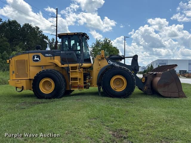 Image of John Deere 744L equipment image 3