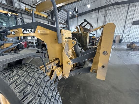 Image of John Deere 772G equipment image 4