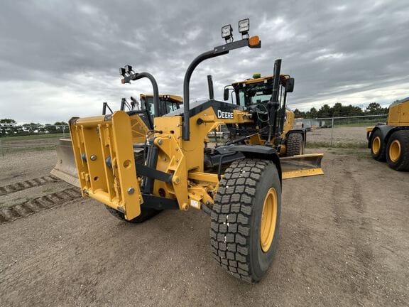 2020 John Deere 772G Equipment Image0