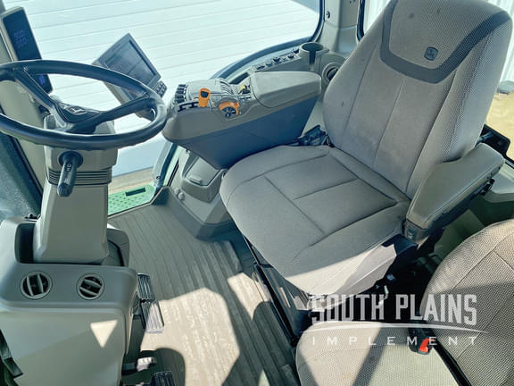 Image of John Deere 7R 210 equipment image 4