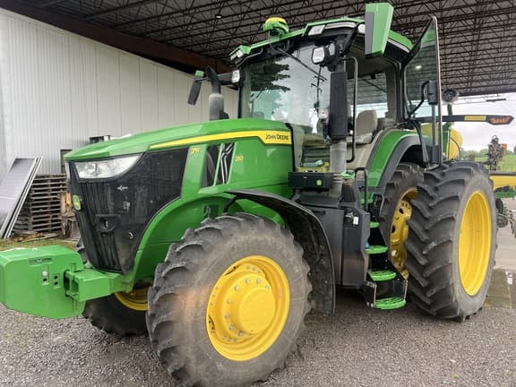 Image of John Deere 7R 210 equipment image 2