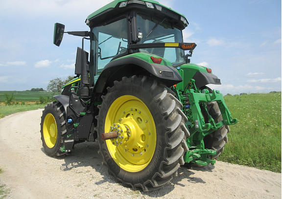 Image of John Deere 7R 330 equipment image 2