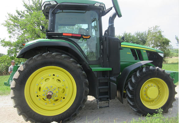 Image of John Deere 7R 330 equipment image 4