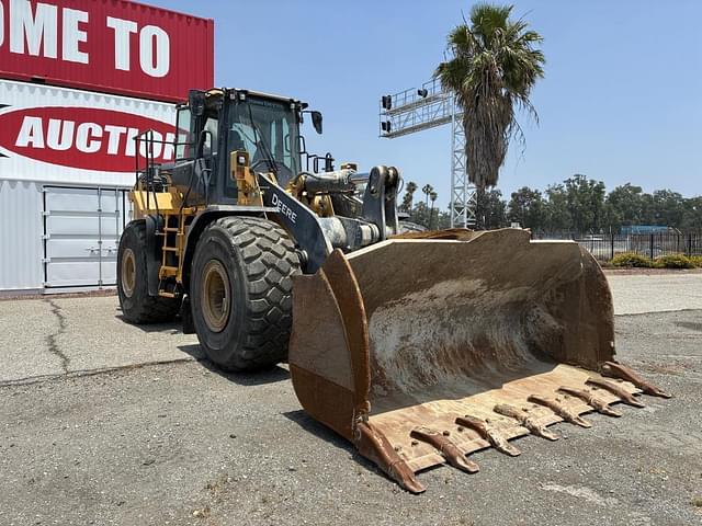 Image of John Deere 824L equipment image 1