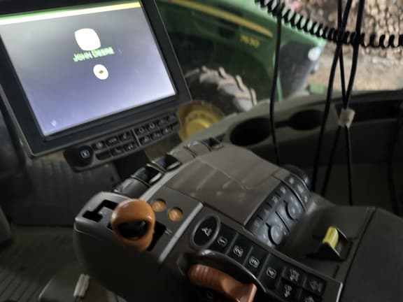 Image of John Deere 8320R equipment image 4