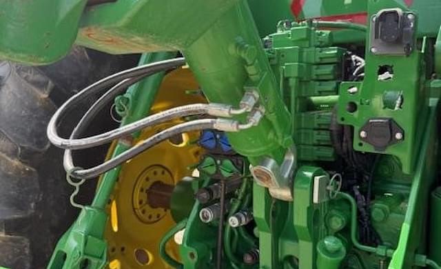 Image of John Deere 8320R equipment image 4