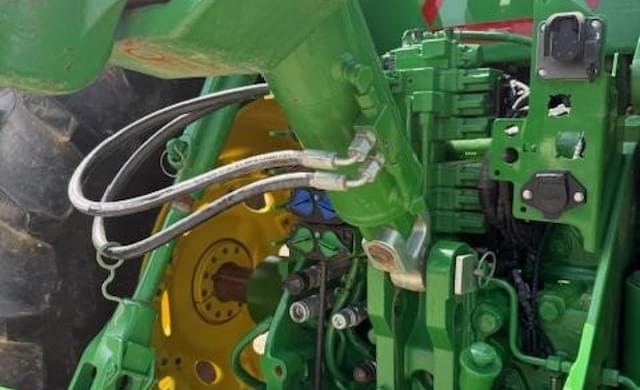 Image of John Deere 8320R equipment image 4