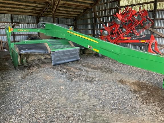 Image of John Deere 835 Primary image