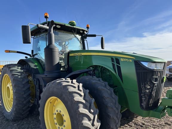 Image of John Deere 8370R equipment image 2