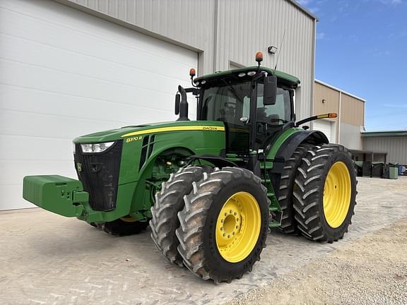 Image of John Deere 8370R equipment image 3