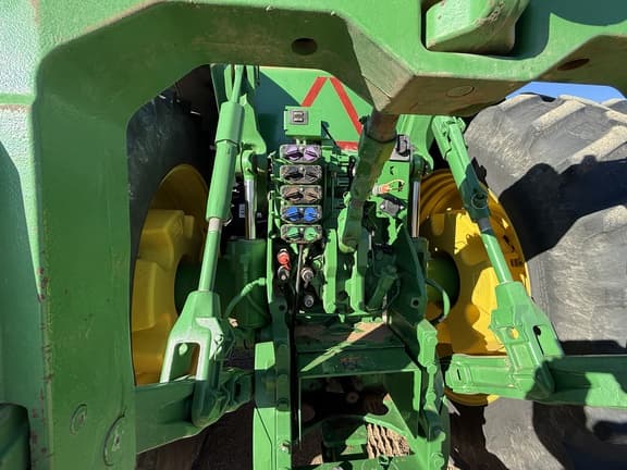 Image of John Deere 8370R equipment image 4