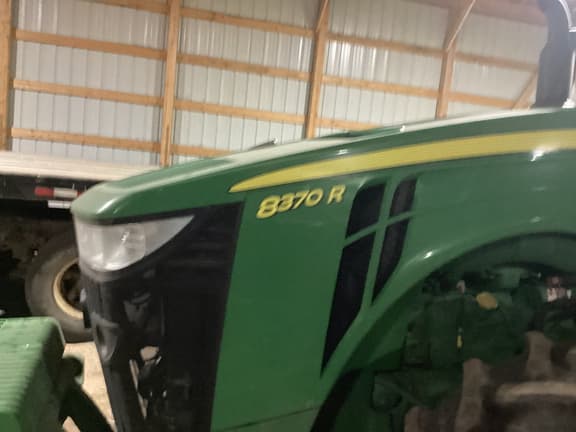 Image of John Deere 8370R equipment image 2