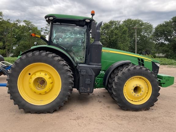 Image of John Deere 8370R equipment image 1