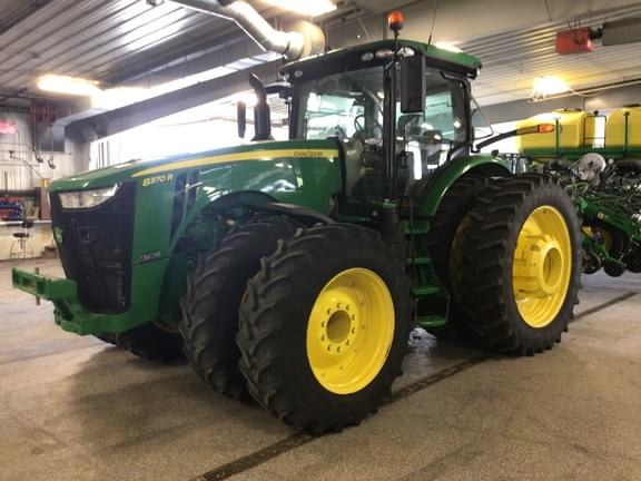Image of John Deere 8370R equipment image 4
