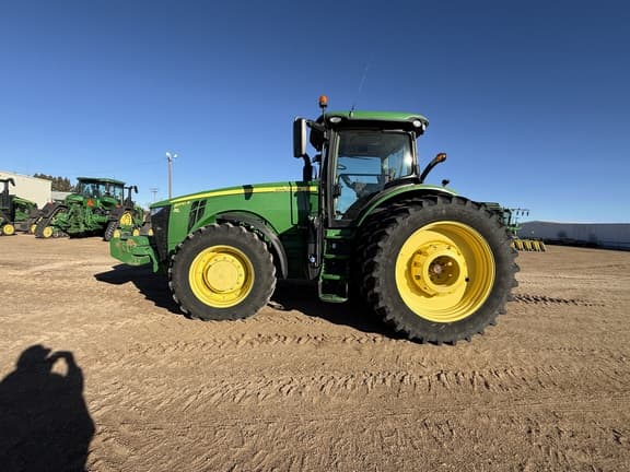 Image of John Deere 8370R equipment image 1