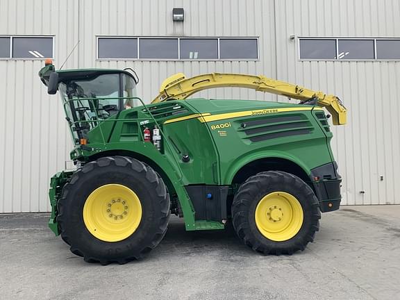 Image of John Deere 8400 equipment image 1