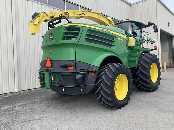 Image of John Deere 8400 equipment image 2