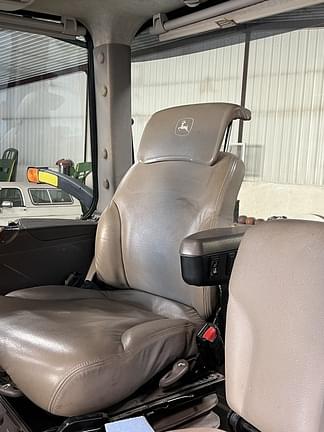 Image of John Deere 8400R equipment image 4