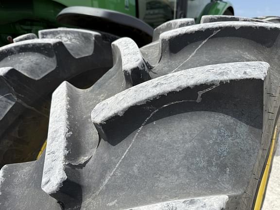 Image of John Deere 8400R equipment image 4