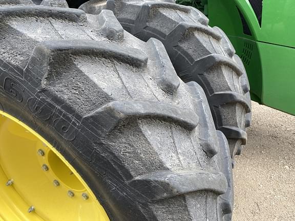 Image of John Deere 8400R equipment image 4