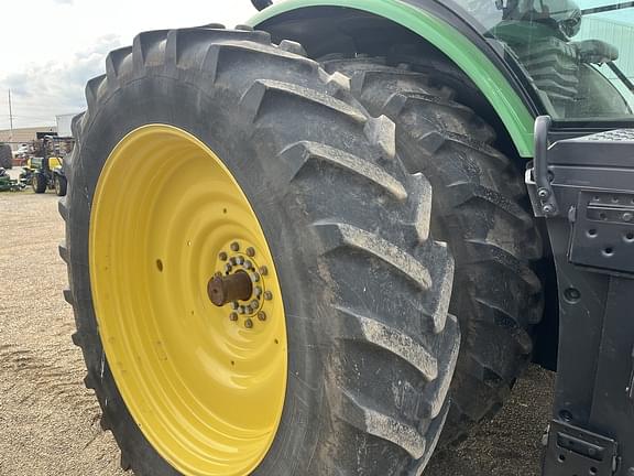Image of John Deere 8400R equipment image 4
