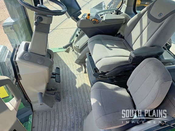 Image of John Deere 8R 230 equipment image 4
