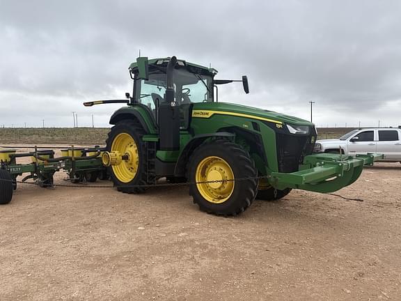 Image of John Deere 8R 230 equipment image 4