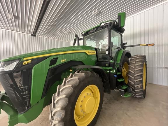 Image of John Deere 8R 250 equipment image 4