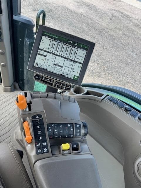 Image of John Deere 8R 250 equipment image 2