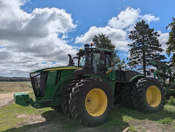 Image of John Deere 9520R equipment image 2