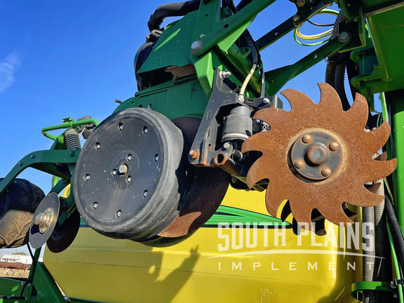 Image of John Deere DR12X equipment image 4