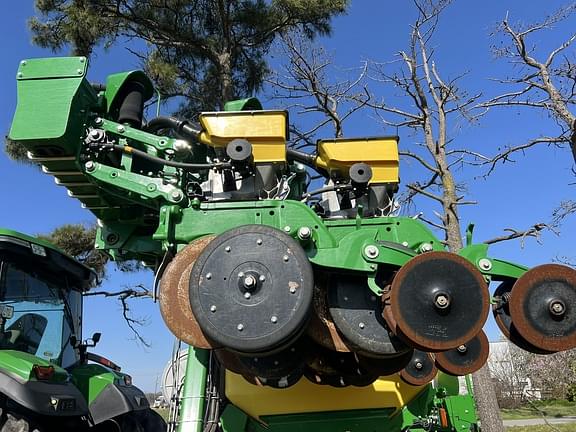 Image of John Deere DR12X equipment image 2