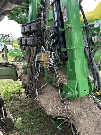 Image of John Deere DR12X equipment image 4