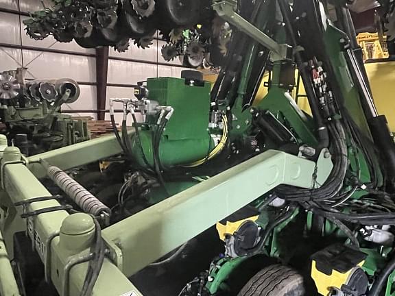 Image of John Deere DR24 equipment image 4