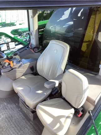 Image of John Deere R4060 equipment image 4