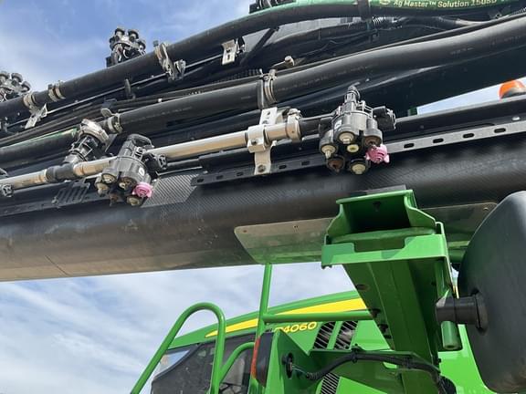 Image of John Deere R4060 equipment image 2