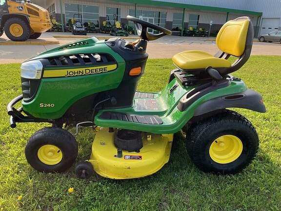 Image of John Deere S240 equipment image 4