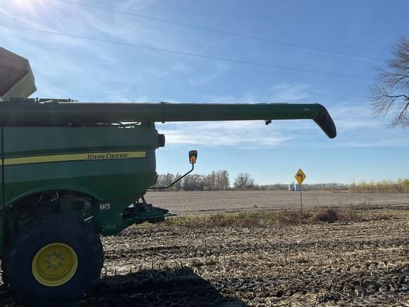 Image of John Deere S780 equipment image 1
