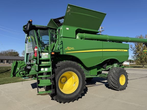 Image of John Deere S780 equipment image 1