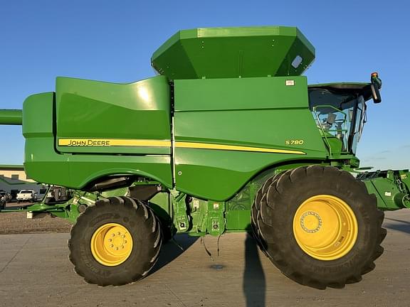 Image of John Deere S780 equipment image 1