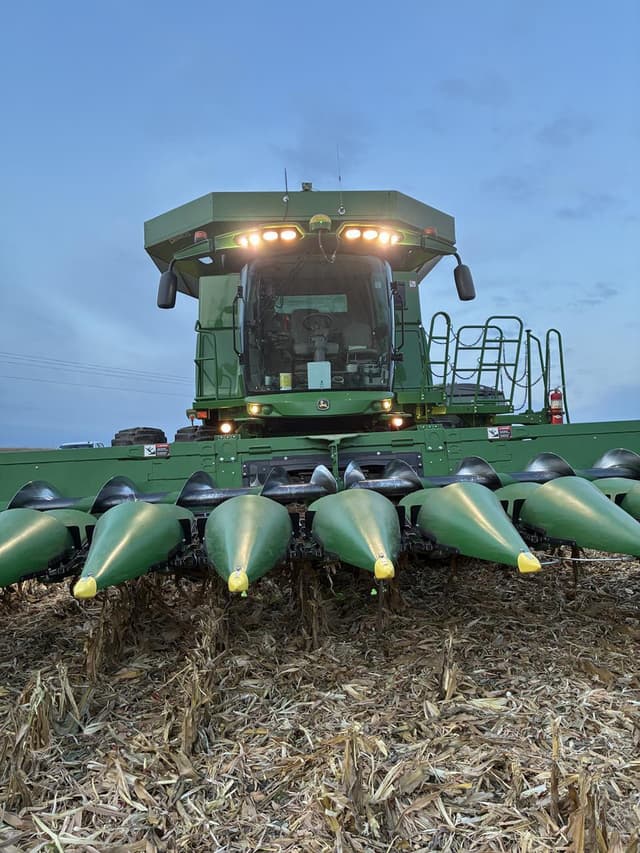 Image of John Deere S780 equipment image 1