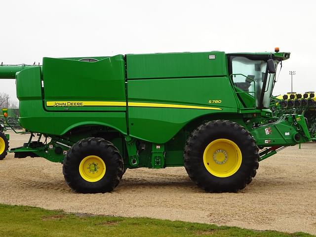 Image of John Deere S780 equipment image 2