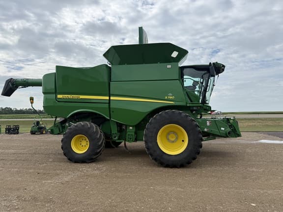 Image of John Deere S780 equipment image 1