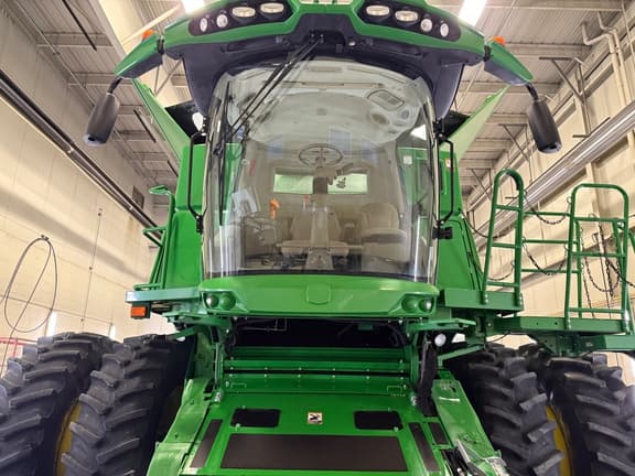 Image of John Deere S780 equipment image 1