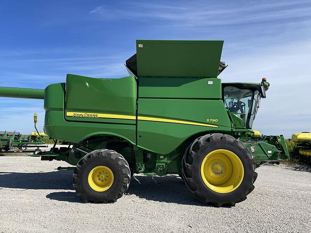 Image of John Deere S790 equipment image 1