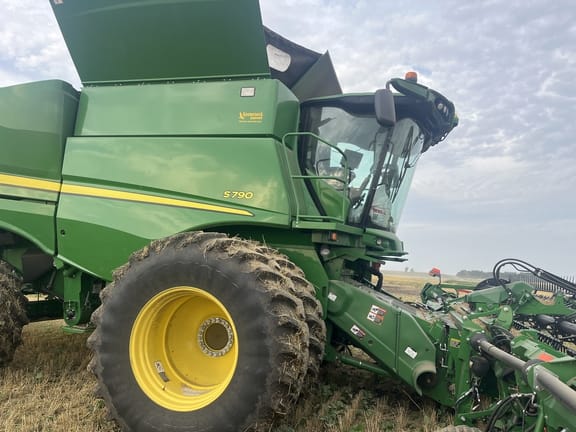 2020 John Deere S790 Equipment Image0